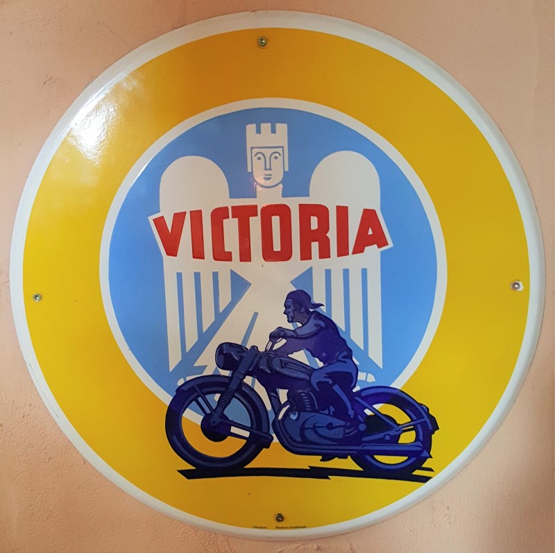 Emaillierte Motorrad-Brosche VICTORIA 
